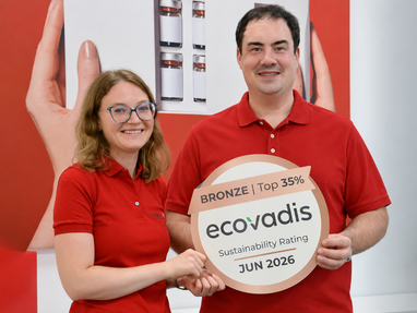 Freuen sich über die EcoVadis-Bronzemedaille 2026 für die Karl Knauer-Gruppe: Franziska Ebert, HSE-Koordinatorin bei Karl Knauer und Philipp Beyler, Leiter QHSE bei Karl Knauer. © Karl Knauer KG, KI-bearbeitet