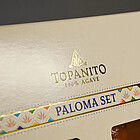 Gold auf cremefarbenem Grund: Das heißfoliengeprägte Topanito-Logo setzt einen Akzent auf der Vorderseite der von Karl Knauer produzierten Präsentverpackung. Das grafische Design stammt von Perola. © Karl Knauer KG