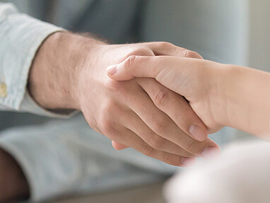 Mann und Frau geben sich die Hand