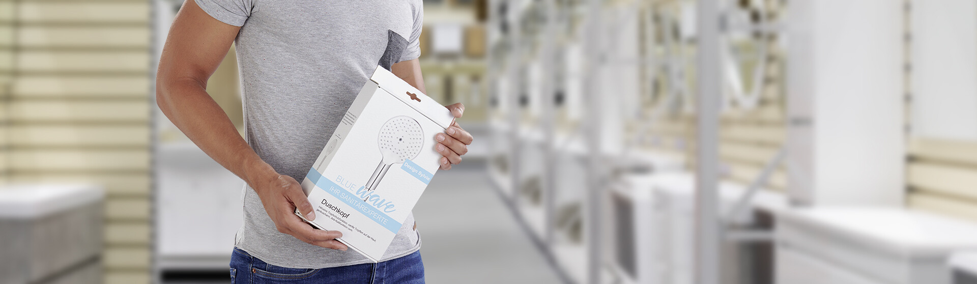 Mann hält Handbrause-Verpackung in der Hand