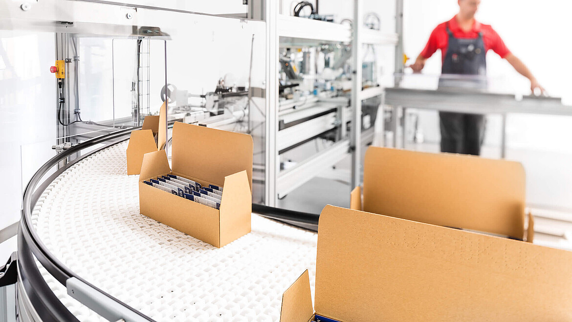 Fließband mit fertigen Verpackungen