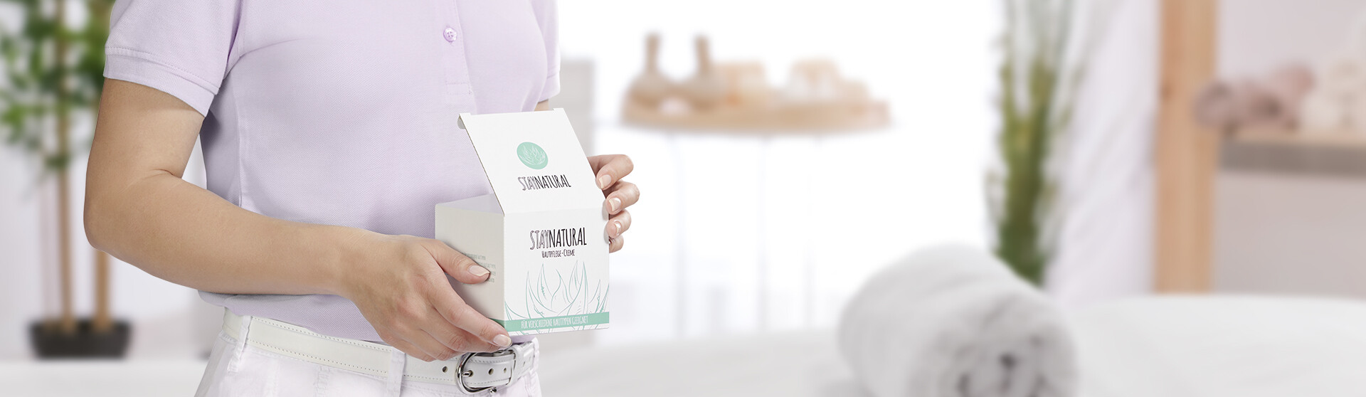 Kosmetikverpackung wird geöffnet