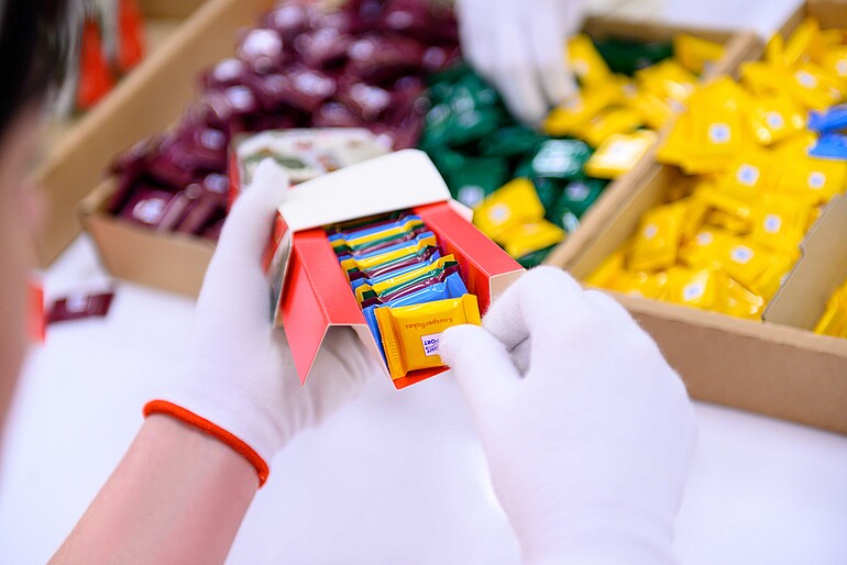 Verpacken von Schokoladentafeln