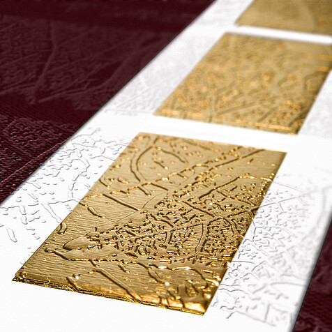 Goldfolien-Prägung von Blättern in 3D-Optik