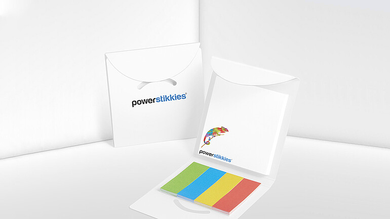 Buch mit weißem Papier und verschiedenen Papier-Haftmarkern