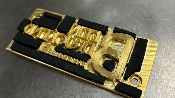 Mit Präzision und Liebe zum Detail: Der Prägestempel sorgt für Ihre individuelle Heißfolienprägung.