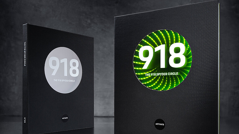 Schwarze schmale Falschachtel mit leuchtendem Logo