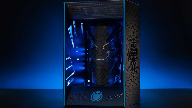 Blau leuchtende schwarze Schachtel mit Sichtfenster