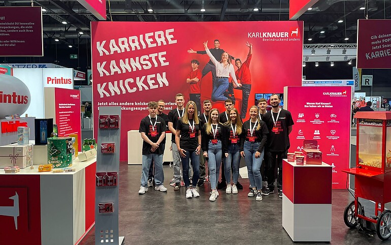 Gruppenfoto der Karl Knauer-Azubis auf der Berufsinfomesse 2023 in Offenburg