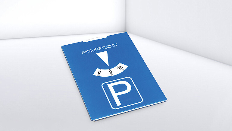 Klassische blaue Parkscheibe