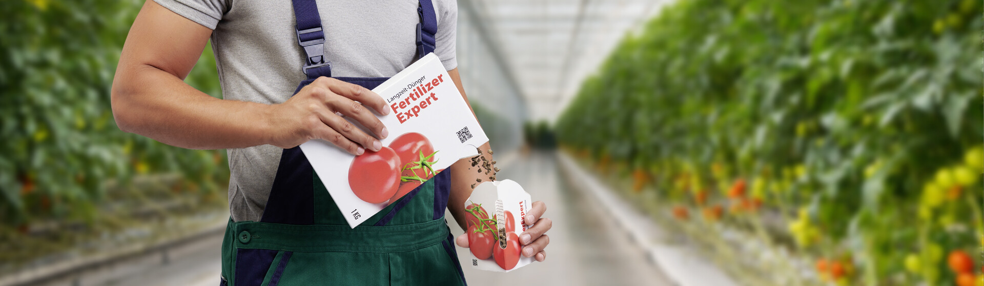 Produkt wird durch Verpackungsöffnung in Messbecher geschüttet