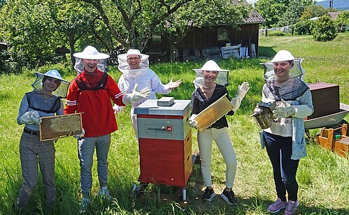 Gruppenfoto vor dem Bienenkasten bei Bienenmartins Imkerei