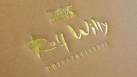 Heißfolienprägung eines Schriftzugs auf schwarzem Hintergrund