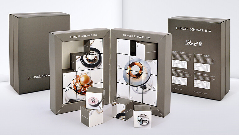 Adventskalender zum Aufklappen mit bedruckten Pappwürfel