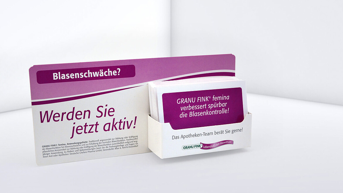 Bedruckter rechteckiger Aufsteller mit Kartenspender