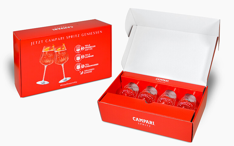 Das Gewinnspielset im Markendesign (Campari): Die stabile Wellpappverpackung kombiniert aufmerksamkeitsstarke Gestaltung mit sicherem Produktschutz für den Versand. (c) Karl Knauer KG