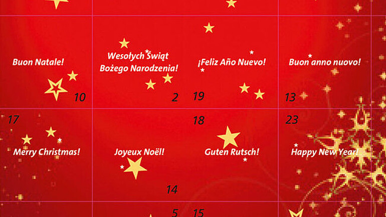Nahaufnahme von beschrifteten Adventskalender-Türchen