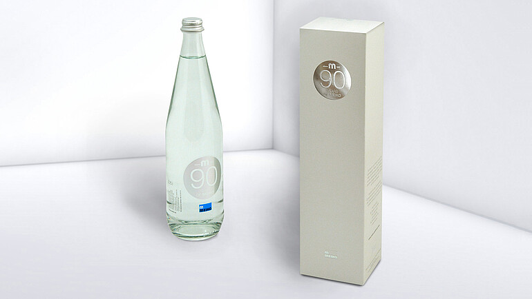 Wasserflasche mit hochveredelter Verpackung