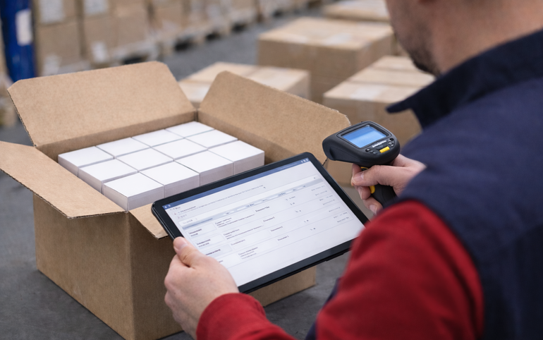 Fulfillment-Prozesse: Von der Konfektionierung bis zur Versandvorbereitung sorgen klar strukturierte Abläufe für Effizienz und Transparenz. (Bild: KI-generiert)