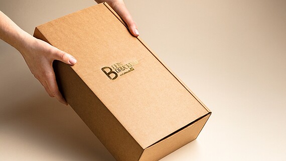 Edle Geschenkverpackung mit fertiger Heißfolienprägung – individuell veredelt für besondere Momente.