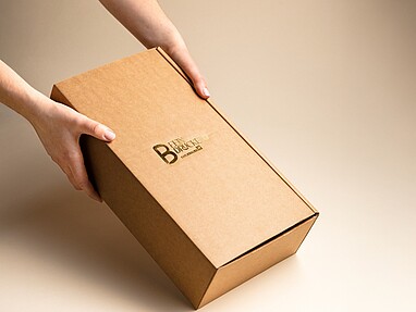 Edle Geschenkverpackung mit fertiger Heißfolienprägung – individuell veredelt für besondere Momente.