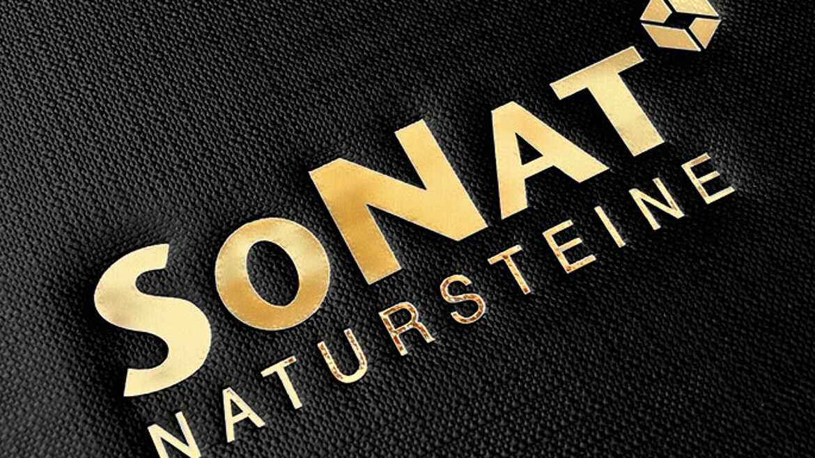 Präsentkarton in Schwarz mit goldener Heißfolienprägung