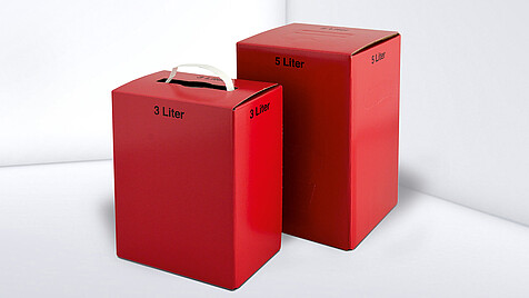 Roter Karton ohne Aufdruck mit und ohne Tragelasche